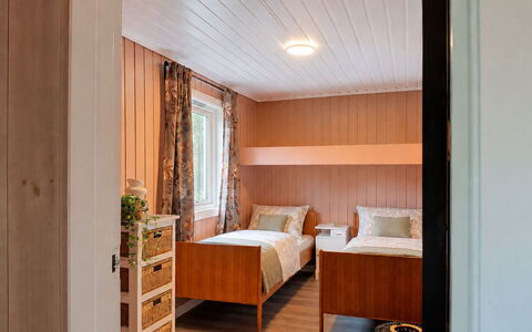 Porsmyr: Piso, Suelo, Diseño De Interiores, Madera, Habitación, Mueble, Cama, Techo, Habitación, Sábana