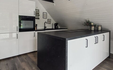 Terttu - 30Km from the Sea: Piso, Madera, Mostrador, Cocina, Suelo, Diseño De Interiores, Gabinetes, Techo, Casa, Aparato De Cocina
