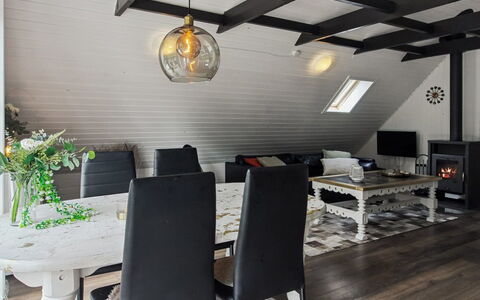 Terttu - 30Km from the Sea: Madera, Diseño De Interiores, Techo, Lámpara, Piso, Encendiendo, Mueble, Candelabro, Suelo, Casa