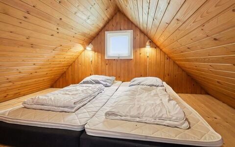 Terttu - 30Km from the Sea: Madera, Habitación, Suelo, Piso, Cama, Techo, Diseño De Interiores, Casa, Suelos De Madera, Madera Dura