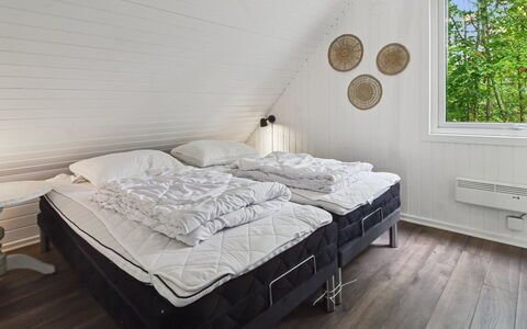 Terttu - 30Km from the Sea: Madera, Habitación, Diseño De Interiores, Suelo, Techo, Mueble, Piso, Casa, Cama, Lecho