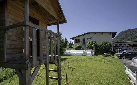 Sankt Ulrich am Pillersee 648: Cabaña, Césped, Yarda, Cuarto De Troncos, Porche, Patio Interior, Madera Dura, Estructura Al Aire Libre, Edificios Del Jardín, Cobertizo