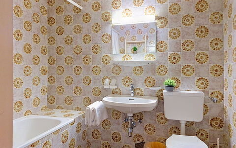 Sankt Ulrich am Pillersee 648: Amarillo, Arreglo De Tubería, Baño, Piso, Diseño De Interiores, Suelo, Asiento Del Baño, Lavabo Del Baño, Baño, Plomería