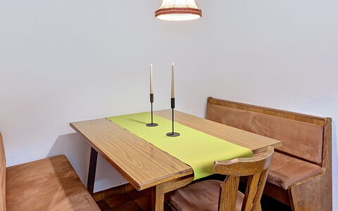 Sankt Ulrich am Pillersee 648: Mueble, Piso, Madera, Diseño De Interiores, Suelo, Mesa, Encendiendo, Cocina Y Comedor Mesa, Manchas De Madera, Comedor