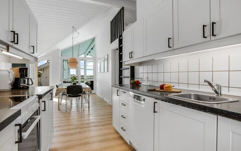 Gunnild - 200M to the Fjord: Cocina, Mostrador, Diseño De Interiores, Aparato De Cocina, Techo, Piso, Electrodoméstico, Gabinetes, Mueble, Suelo