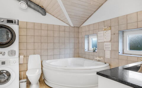 Gunnild - 200M to the Fjord: Diseño De Interiores, Piso, Arreglo De Tubería, Suelo, Techo, Lavadora, Habitación, Baño, Plomería, Encendiendo