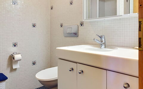 Chalet Perry: Baño, Arreglo De Tubería, Diseño De Interiores, Lavabo Del Baño, Pared, Piso, Lavabo, Suelo, Mueble De Baño, Espejo