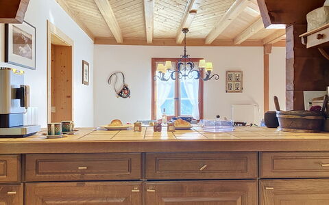 Chalet Perry: Mueble, Mostrador, Madera, Piso, Gabinetes, Diseño De Interiores, Cocina, Techo, Suelo, Lámpara