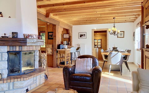 Chalet Perry: Mueble, Diseño De Interiores, Madera, Silla, Techo, Habitación, Mesa, Piso, Sala, Suelo