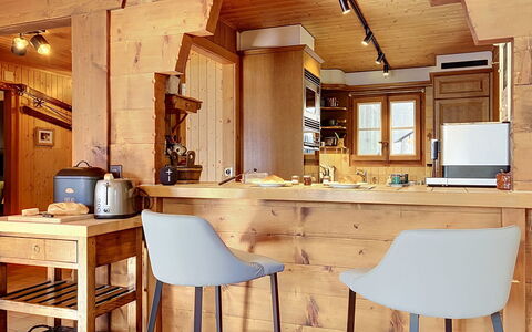 Chalet Perry: Mueble, Piso, Madera, Diseño De Interiores, Suelo, Silla, Cocina, Taburete De Bar, Techo, Mesa