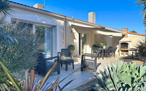 La Lilla, à 15 Min de Pornic: Casa, Jardín, Maceta, Paisajismo, Sombra, Planta De Casa, Silla, Inmuebles, Patio Interior