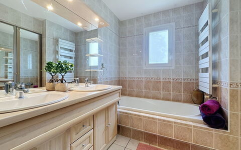 La Lilla, à 15 Min de Pornic: Baño, Lavabo Del Baño, Diseño De Interiores, Lavabo, Arreglo De Tubería, Piso, Mostrador, Suelo, Bañera, Espejo
