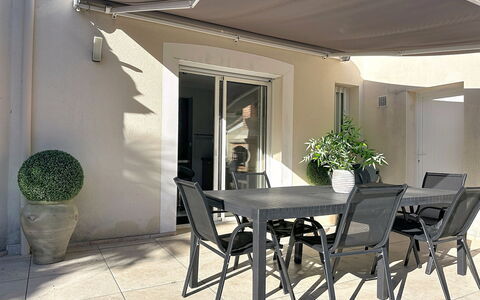 La Lilla, à 15 Min de Pornic: Toldo, Mueble Para Exteriores, Sombra, Silla, Maceta, Mesa Al Aire Libre, Planta De Casa, Balcón, Estructura Al Aire Libre, Patio