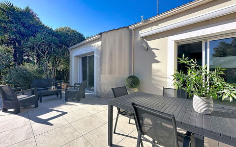 La Lilla, à 15 Min de Pornic: Mueble, Sombra, Mueble Para Exteriores, Silla, Planta De Casa, Balcón, Paisajismo, Patio, Maceta