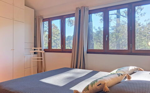 Pignots: Cama, Diseño De Interiores, Habitación, Mueble, Madera, Lecho, Sábana, Piso, Suelo, Habitación
