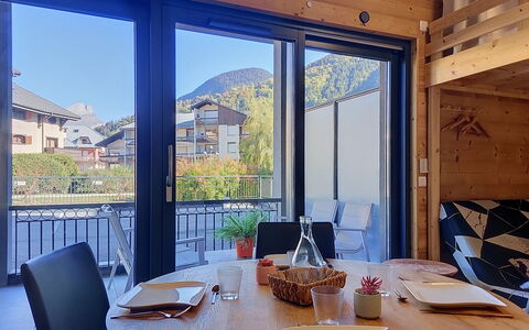 Clos du Savoy: Madera Dura, Balcón, Manchas De Madera, Silla, Eco Hotel, Cocina Y Comedor Mesa, Restaurante