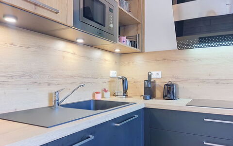 Clos du Savoy: Cocina, Mostrador, Aparato De Cocina, Gabinetes, Electrodoméstico, Madera, Piso, Diseño De Interiores, Electrodoméstico, Arreglo De Tubería