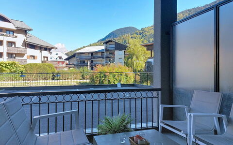 Clos du Savoy: Balcón, Silla, Mueble Para Exteriores, Sombra, Porche, Eco Hotel, Cerca, Mesa Al Aire Libre, Planta De Casa, Cubierta