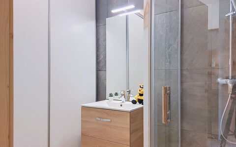 Clos du Savoy: Piso, Diseño De Interiores, Madera, Arreglo De Tubería, Suelo, Mueble De Baño, Gabinetes, Plomería, Habitación, Baño