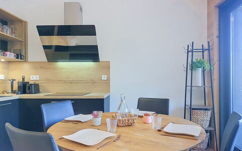 Clos du Savoy: Mueble, Diseño De Interiores, Piso, Silla, Madera, Suelo, Habitación, Techo, Mesa, Encendiendo