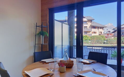 Clos du Savoy: Mueble, Diseño De Interiores, Mesa, Madera, Silla, Cocina Y Comedor Mesa, Comedor, Piso, Encendiendo, Suelo