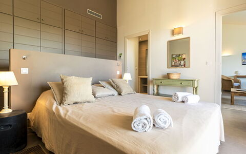 Cala Rossa: Cama, Mueble, Diseño De Interiores, Habitación, Piso, Suelo, Pared, Sábana, Lecho, Habitación