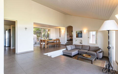 Cala Rossa: Piso, Suelo, Diseño De Interiores, Techo, Mueble, Sofá, Habitación, Suelos De Madera, Sala, Encendiendo