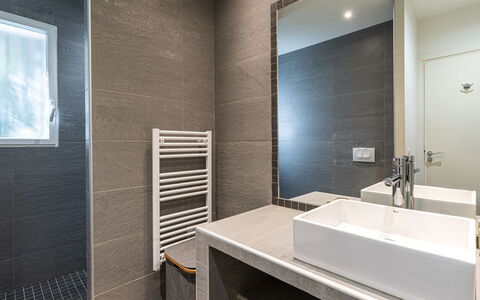 Cala Rossa: Piso, Arreglo De Tubería, Suelo, Diseño De Interiores, Baño, Grifo, Lavabo, Techo, Plomería, Mostrador