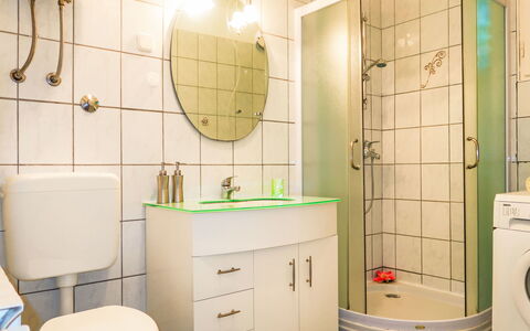 Mateja: Lavabo Del Baño, Asiento Del Baño, Arreglo De Tubería, Baño, Baño, Diseño De Interiores, Lavabo, Piso, Suelo, Espejo