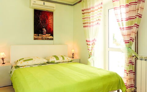 Mateja: Mueble, Cama, Diseño De Interiores, Habitación, Suelo, Lecho, Pared, Habitación, Sábana, Piso