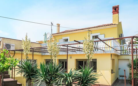 Mateja: Barrio Residencial, Casa, Sombra, Hacienda, Balcón, Planta De Casa, Eco Hotel, Maceta, Villa