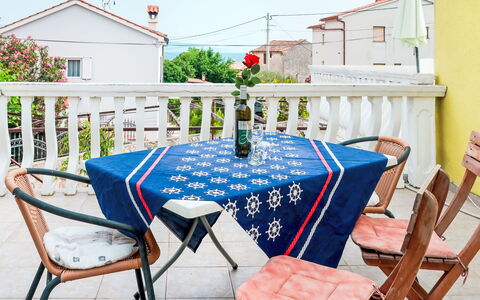 Mateja: Mueble, Mueble Para Exteriores, Silla, Manteles, Mesa Al Aire Libre, Puerta, Maceta, Balcón, Porche, Planta De Casa