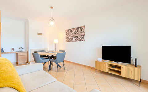 Joaninha: Piso, Mueble, Diseño De Interiores, Suelo, Techo, Sofá, Sala, Habitación, Casa, Departamento