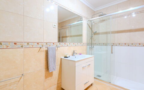 Joaninha: Piso, Arreglo De Tubería, Suelo, Diseño De Interiores, Baño, Plomería, Loseta, Lavabo, Grifo, Mueble De Baño
