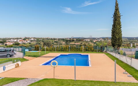 Joaninha: Azul, Piscina, Paisajismo, Césped Artificial, Cerca, Centro De Ocio