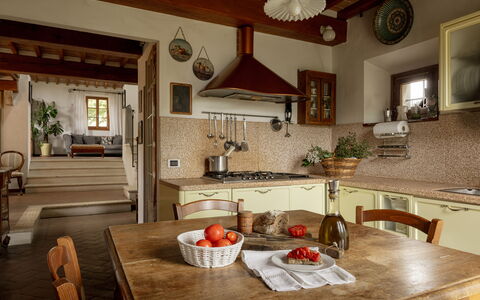 Podere Selva, Pool, Chianti: Mueble, Diseño De Interiores, Piso, Madera, Techo, Suelo, Cocina, Casa, Habitación, Encendiendo