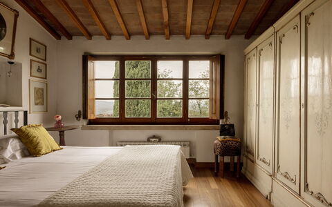 Podere Selva, Pool, Chianti: Mueble, Cama, Diseño De Interiores, Habitación, Pared, Lecho, Madera, Piso, Sábana, Suelo