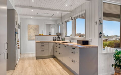 Takenya - 400M from the Sea: Cocina, Mostrador, Piso, Aparato De Cocina, Madera, Gabinetes, Diseño De Interiores, Techo, Electrodoméstico, Mueble