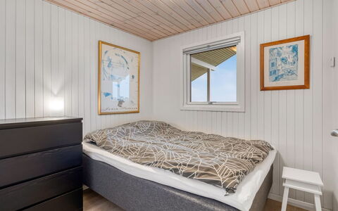 Takenya - 400M from the Sea: Madera, Habitación, Piso, Suelo, Cama, Sábana, Diseño De Interiores, Techo, Marco De La Cama, Lecho