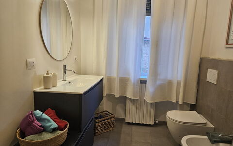 Adele: Baño, Piso, Arreglo De Tubería, Diseño De Interiores, Suelo, Lavabo Del Baño, Lavabo, Grifo, Espejo, Plomería