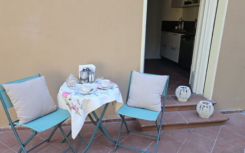 Adele: Mueble, Silla, Mueble Para Exteriores, Silla Plegable, Comodidad, Mesa Al Aire Libre, Balcón, Mesa De Café, Brazo, Cocina Y Comedor Mesa