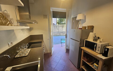 Adele: Piso, Suelo, Diseño De Interiores, Techo, Mostrador, Cocina, Encendiendo, Electrodoméstico, Mueble, Habitación