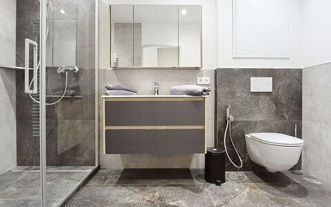 Radstadt 26: Piso, Arreglo De Tubería, Suelo, Diseño De Interiores, Mueble De Baño, Baño, Baño, Espejo, Asiento Del Baño, Lavabo