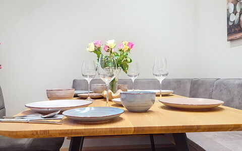 Radstadt 26: Mueble, Madera, Vajilla, Mesa, Cocina Y Comedor Mesa, Comedor, Comida, Piso, Diseño De Interiores, Suelo