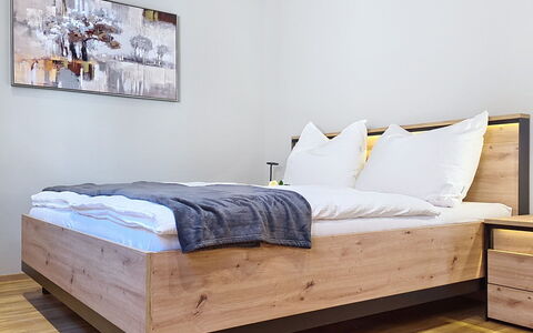 Radstadt 26: Cama, Mueble, Habitación, Madera, Piso, Lecho, Suelo, Sábana, Diseño De Interiores, Marco De La Cama