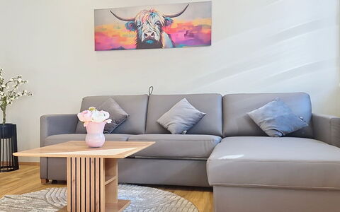 Radstadt 26: Mueble, Sofá, Diseño De Interiores, Piso, Madera, Suelo, Sala, Amortiguar, Arrojar La Almohada, Almohada
