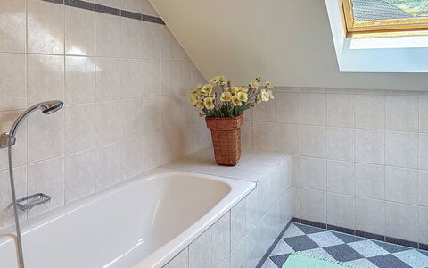 Wohlfühlnest St. Michael: Piso, Suelo, Arreglo De Tubería, Pared, Baño, Diseño De Interiores, Bañera, Loseta, Grifo, Plomería
