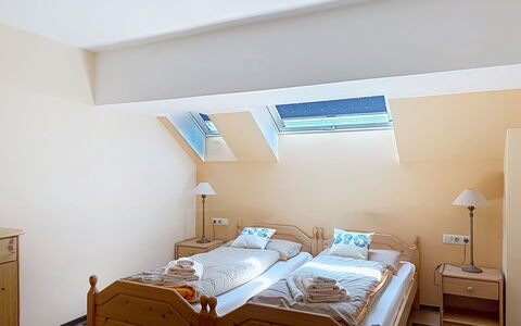 Wohlfühlnest St. Michael: Cama, Mueble, Diseño De Interiores, Habitación, Madera, Lecho, Sábana, Techo, Habitación, Suelo