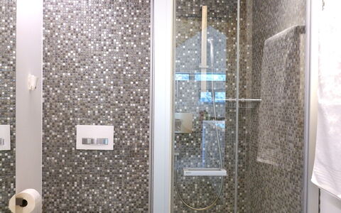 Valserhaus: Pared, Baño, Arreglo De Tubería, Diseño De Interiores, Piso, Suelo, Plomería, Loseta, Material Compuesto, Vaso