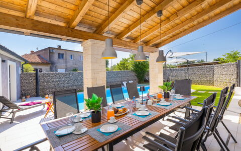 Samanta: Ladrillo, Inmuebles, Jardín, Suburbio, Entrada De Coches, Paisajismo, Yarda, Hacienda, Casa De Campo, Patio Interior